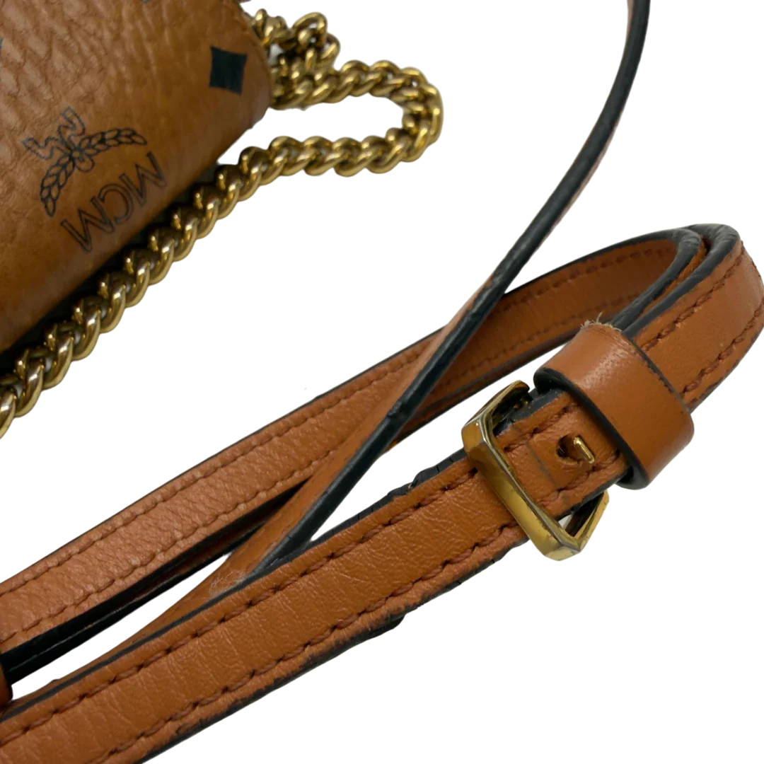 https://cdn.shopify.com/s/files/1/0564/9376/8855/files/MCM_Umhangetasche_Patricia_mit_Umhangegurt_visetos_braun_13.webp?v=1783513860