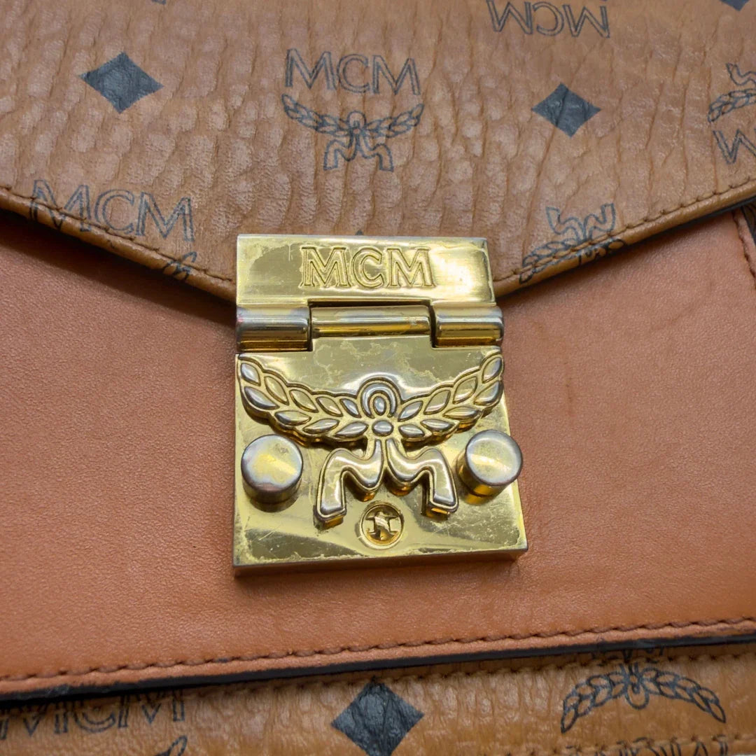 https://cdn.shopify.com/s/files/1/0564/9376/8855/files/MCM_Umhangetasche_Patricia_mit_Umhangegurt_visetos_braun_14.webp?v=1783513860