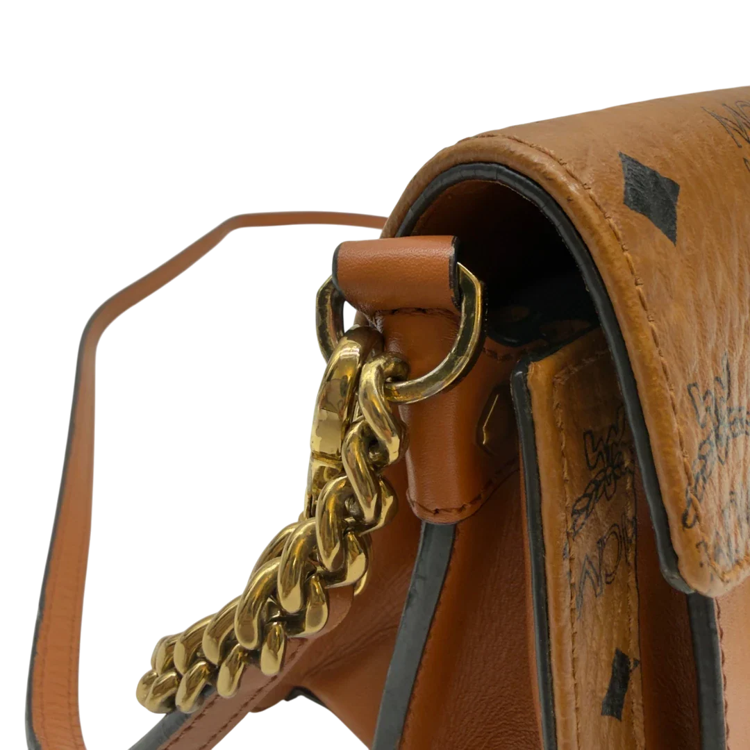 https://cdn.shopify.com/s/files/1/0564/9376/8855/files/MCM_Umhangetasche_Patricia_mit_Umhangegurt_visetos_braun_15.webp?v=1783513860