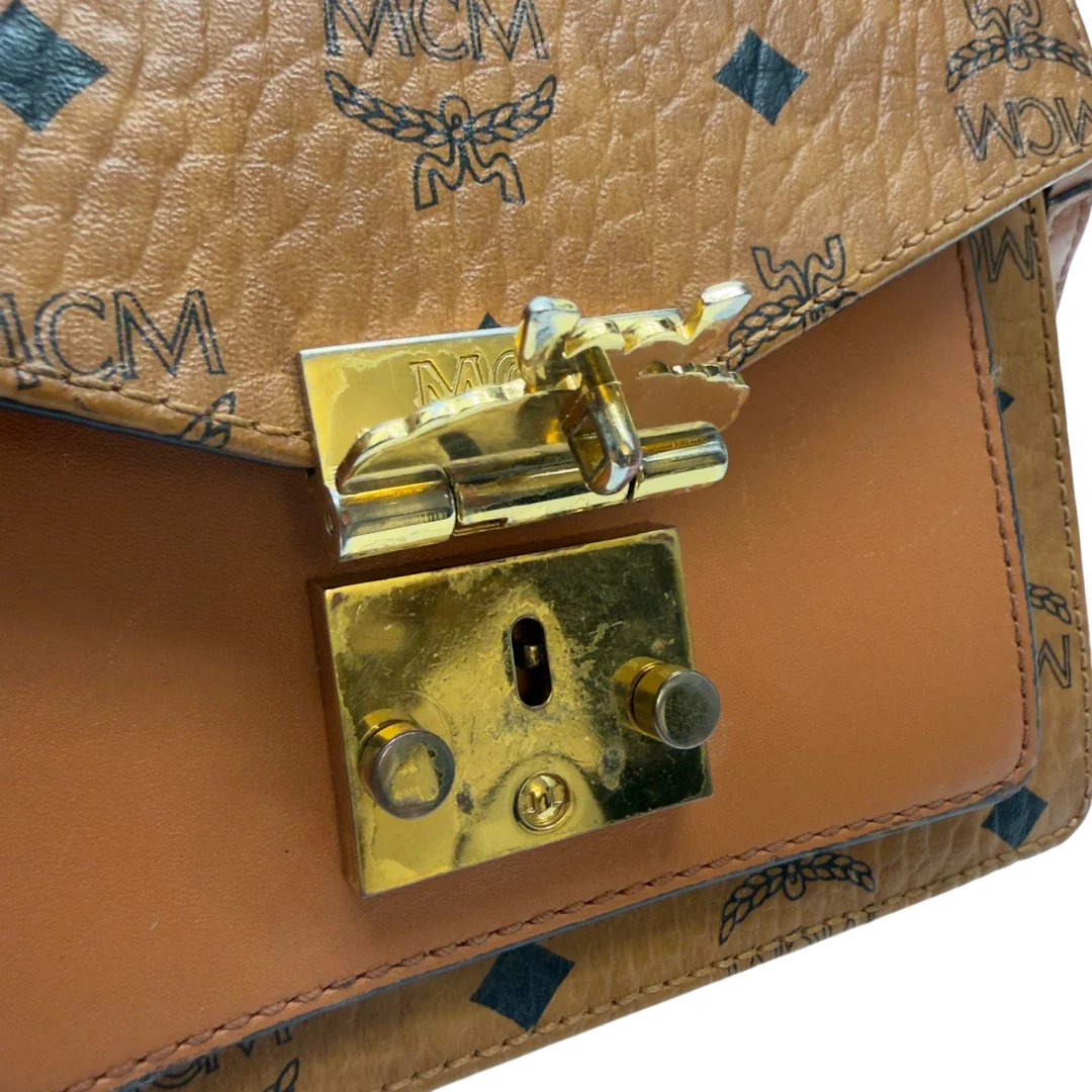 https://cdn.shopify.com/s/files/1/0564/9376/8855/files/MCM_Umhangetasche_Patricia_mit_Umhangegurt_visetos_braun_17.webp?v=1783513860