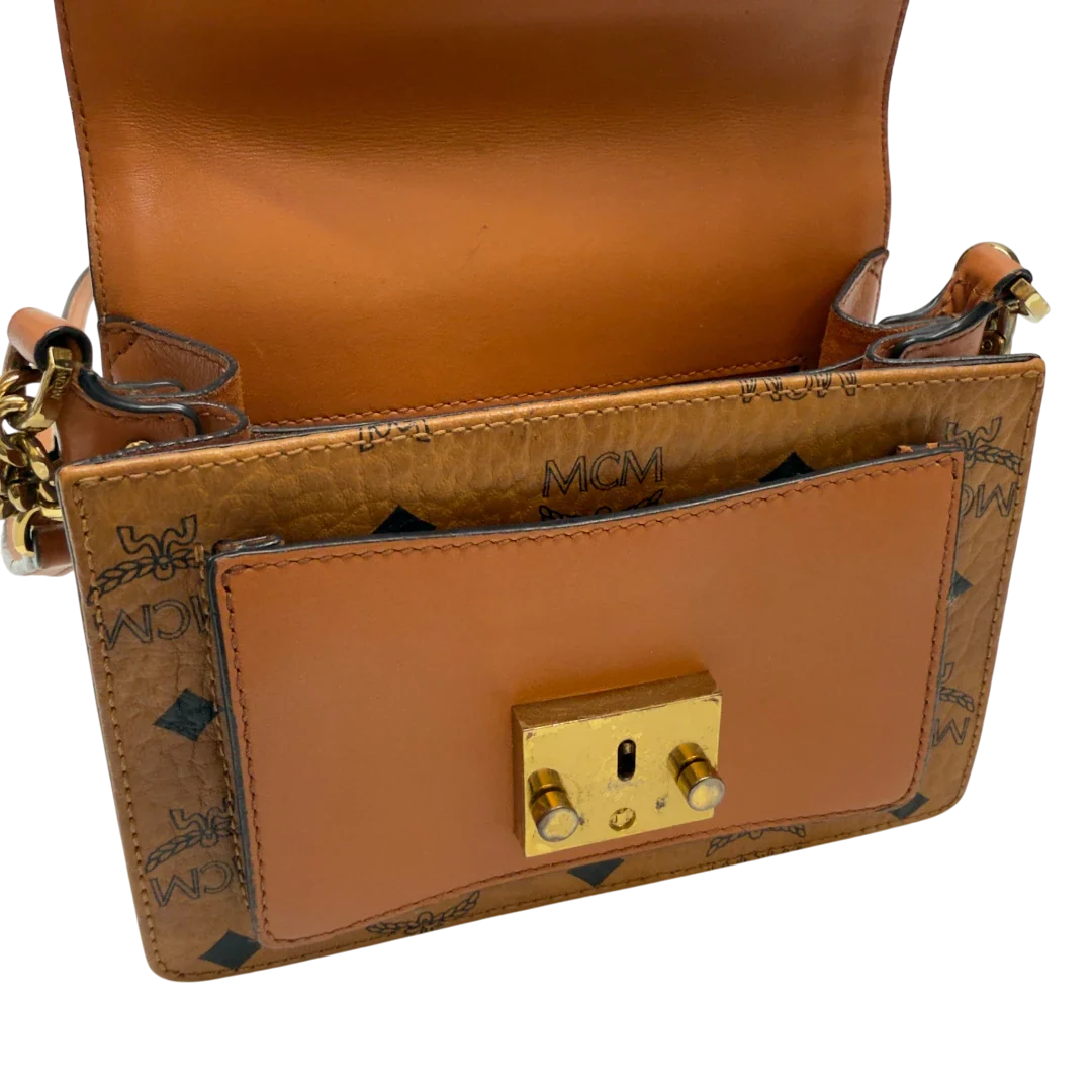 https://cdn.shopify.com/s/files/1/0564/9376/8855/files/MCM_Umhangetasche_Patricia_mit_Umhangegurt_visetos_braun_18.webp?v=1783513860