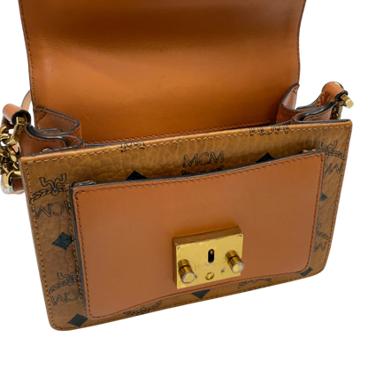 https://cdn.shopify.com/s/files/1/0564/9376/8855/files/MCM_Umhangetasche_Patricia_mit_Umhangegurt_visetos_braun_18.webp?v=1783513860
