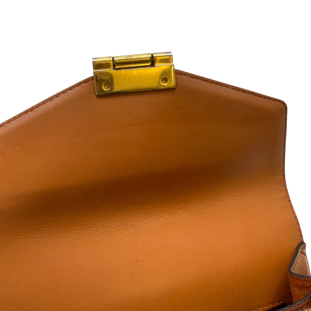 https://cdn.shopify.com/s/files/1/0564/9376/8855/files/MCM_Umhangetasche_Patricia_mit_Umhangegurt_visetos_braun_19.webp?v=1783513860
