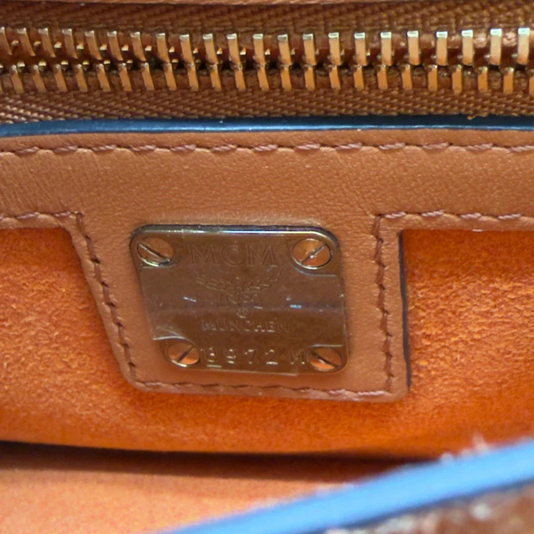 https://cdn.shopify.com/s/files/1/0564/9376/8855/files/MCM_Umhangetasche_Patricia_mit_Umhangegurt_visetos_braun_21.webp?v=1783513860