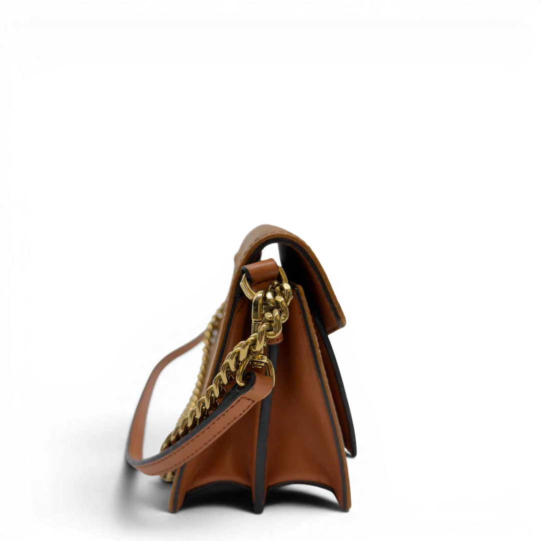 https://cdn.shopify.com/s/files/1/0564/9376/8855/files/MCM_Umhangetasche_Patricia_mit_Umhangegurt_visetos_braun_3.webp?v=1783513859