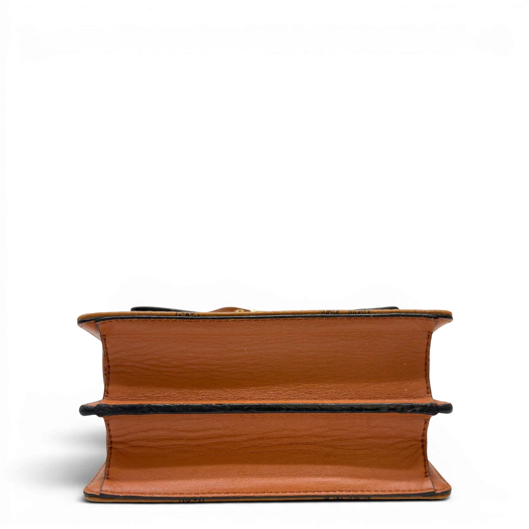 https://cdn.shopify.com/s/files/1/0564/9376/8855/files/MCM_Umhangetasche_Patricia_mit_Umhangegurt_visetos_braun_6.webp?v=1783513859