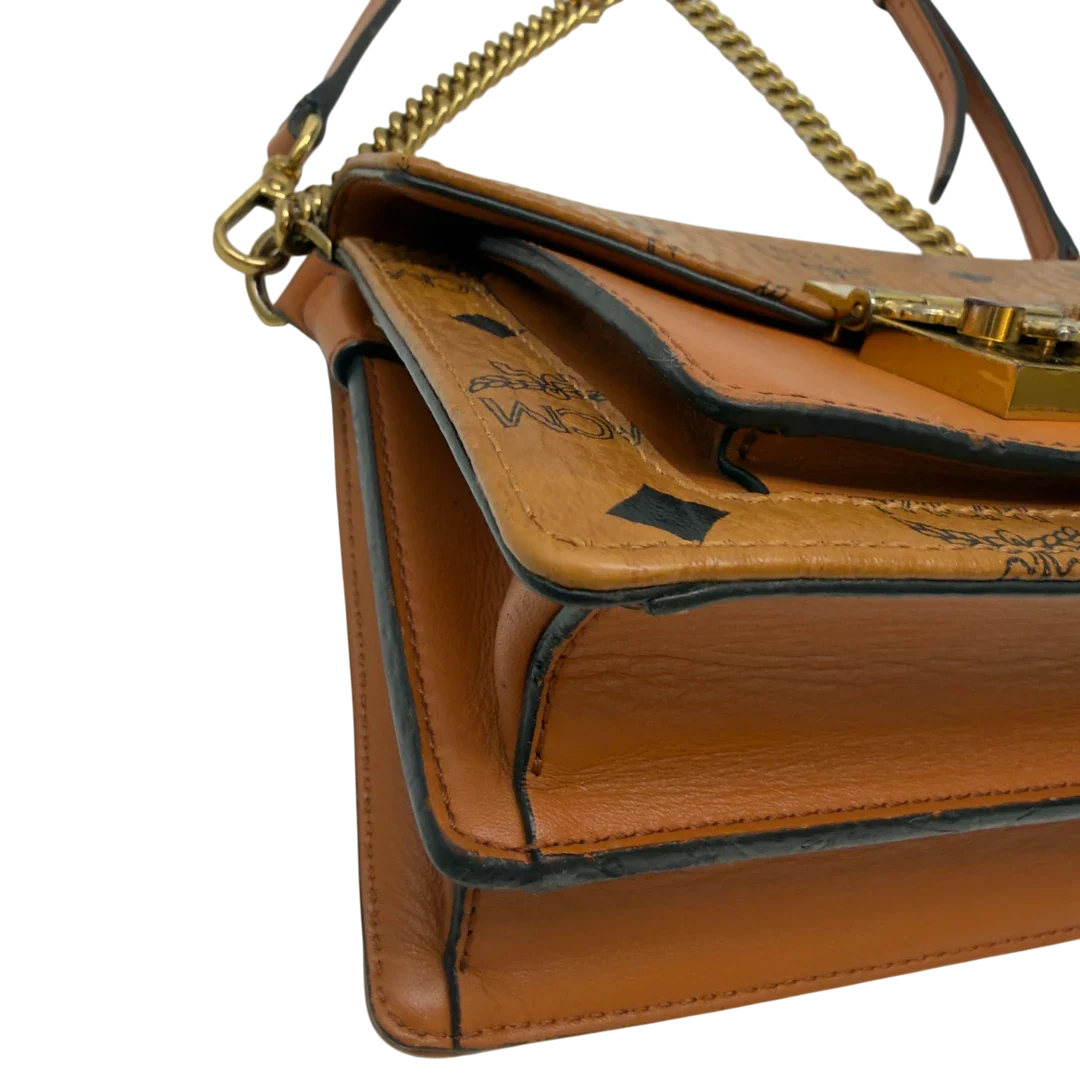 https://cdn.shopify.com/s/files/1/0564/9376/8855/files/MCM_Umhangetasche_Patricia_mit_Umhangegurt_visetos_braun_7.webp?v=1783513860