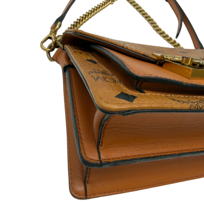 https://cdn.shopify.com/s/files/1/0564/9376/8855/files/MCM_Umhangetasche_Patricia_mit_Umhangegurt_visetos_braun_7.webp?v=1783513860