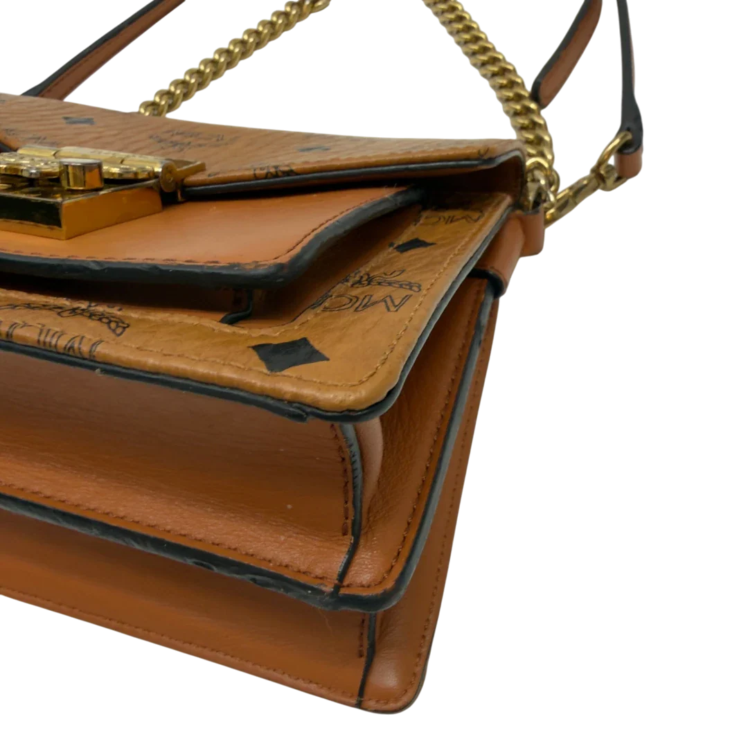https://cdn.shopify.com/s/files/1/0564/9376/8855/files/MCM_Umhangetasche_Patricia_mit_Umhangegurt_visetos_braun_8.webp?v=1783513860