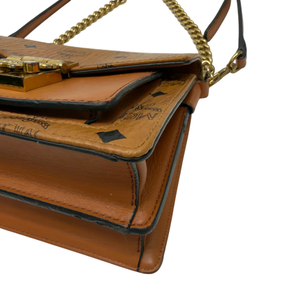https://cdn.shopify.com/s/files/1/0564/9376/8855/files/MCM_Umhangetasche_Patricia_mit_Umhangegurt_visetos_braun_8.webp?v=1783513860