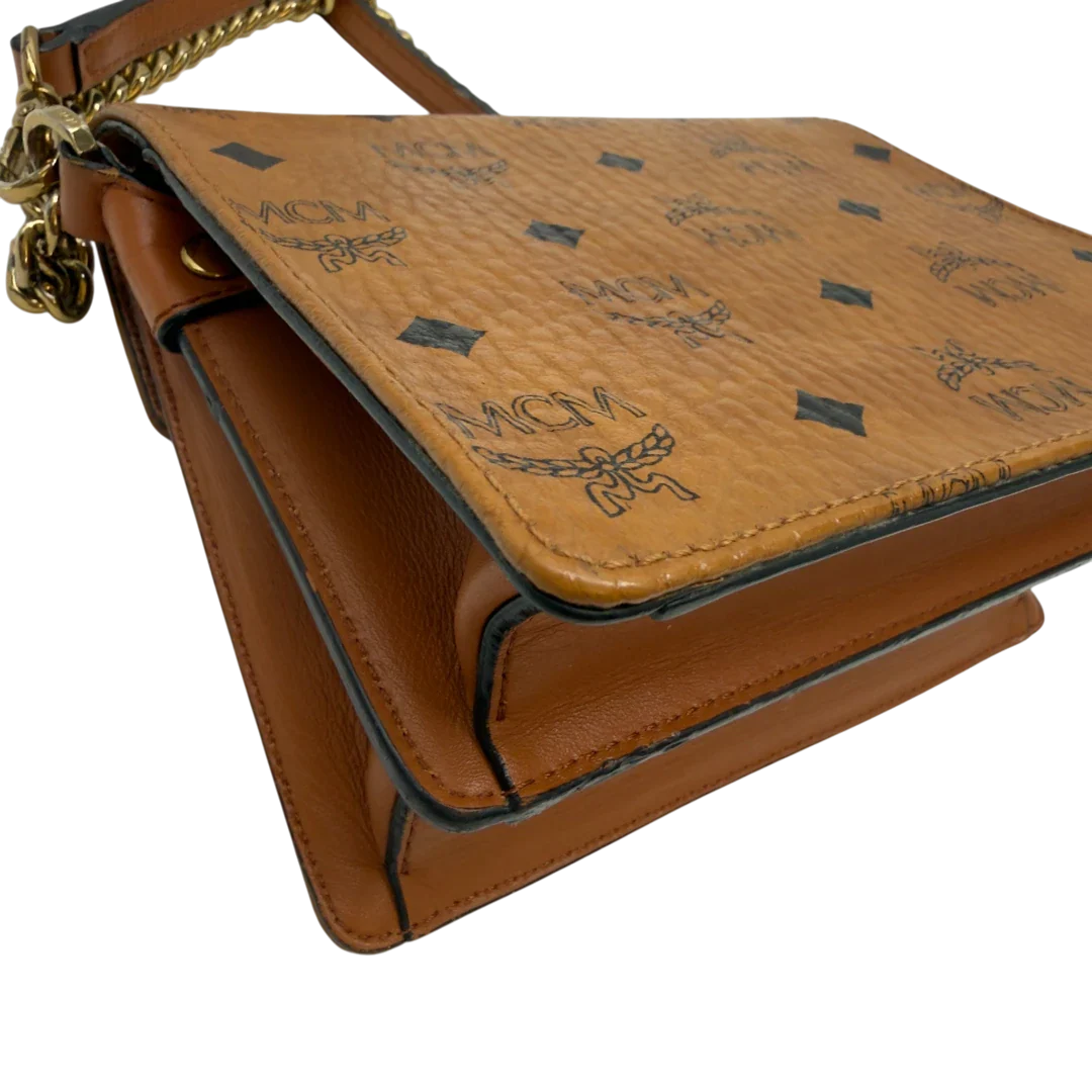 https://cdn.shopify.com/s/files/1/0564/9376/8855/files/MCM_Umhangetasche_Patricia_mit_Umhangegurt_visetos_braun_9.webp?v=1783513860
