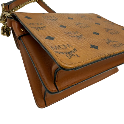 https://cdn.shopify.com/s/files/1/0564/9376/8855/files/MCM_Umhangetasche_Patricia_mit_Umhangegurt_visetos_braun_9.webp?v=1783513860