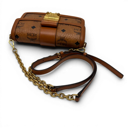 https://cdn.shopify.com/s/files/1/0564/9376/8855/files/MCM_Umhangetasche_Tracy_Wallet_on_Chain_visetos_braun_10.webp?v=1784240372
