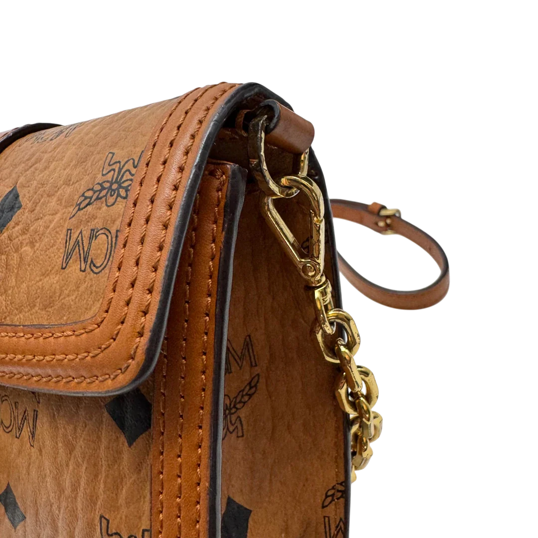 https://cdn.shopify.com/s/files/1/0564/9376/8855/files/MCM_Umhangetasche_Tracy_Wallet_on_Chain_visetos_braun_14.webp?v=1784240372