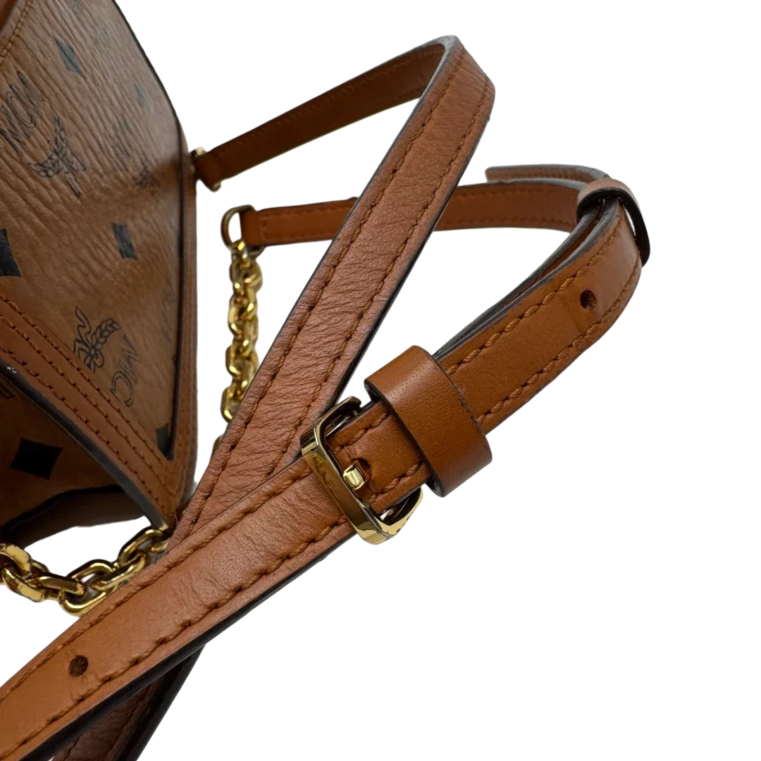https://cdn.shopify.com/s/files/1/0564/9376/8855/files/MCM_Umhangetasche_Tracy_Wallet_on_Chain_visetos_braun_15.webp?v=1784240372