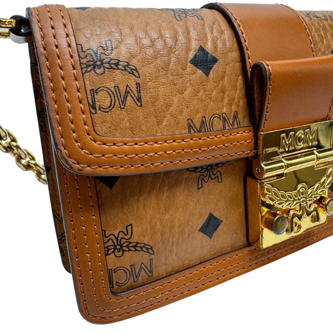 https://cdn.shopify.com/s/files/1/0564/9376/8855/files/MCM_Umhangetasche_Tracy_Wallet_on_Chain_visetos_braun_16.webp?v=1784240373