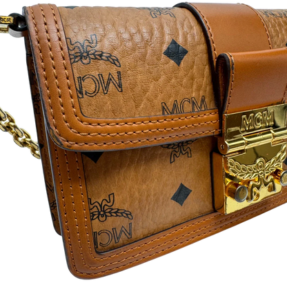 https://cdn.shopify.com/s/files/1/0564/9376/8855/files/MCM_Umhangetasche_Tracy_Wallet_on_Chain_visetos_braun_16.webp?v=1784240373