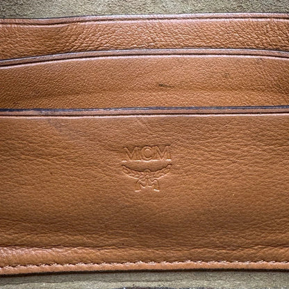 https://cdn.shopify.com/s/files/1/0564/9376/8855/files/MCM_Umhangetasche_Tracy_Wallet_on_Chain_visetos_braun_20.webp?v=1784240373