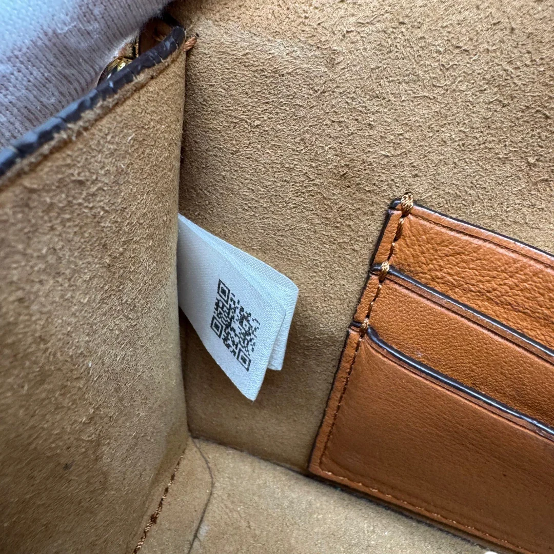 https://cdn.shopify.com/s/files/1/0564/9376/8855/files/MCM_Umhangetasche_Tracy_Wallet_on_Chain_visetos_braun_23.webp?v=1784240373