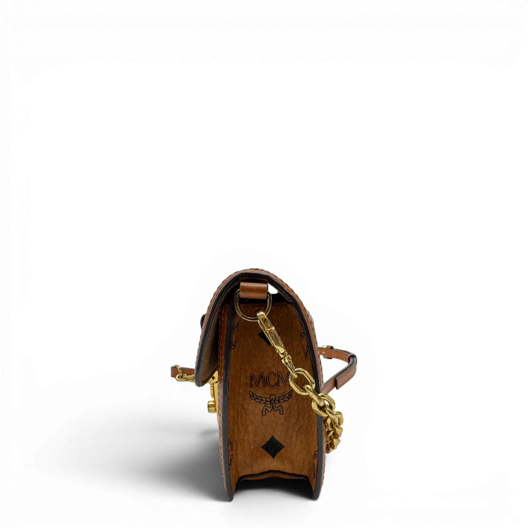 https://cdn.shopify.com/s/files/1/0564/9376/8855/files/MCM_Umhangetasche_Tracy_Wallet_on_Chain_visetos_braun_3.webp?v=1784240372