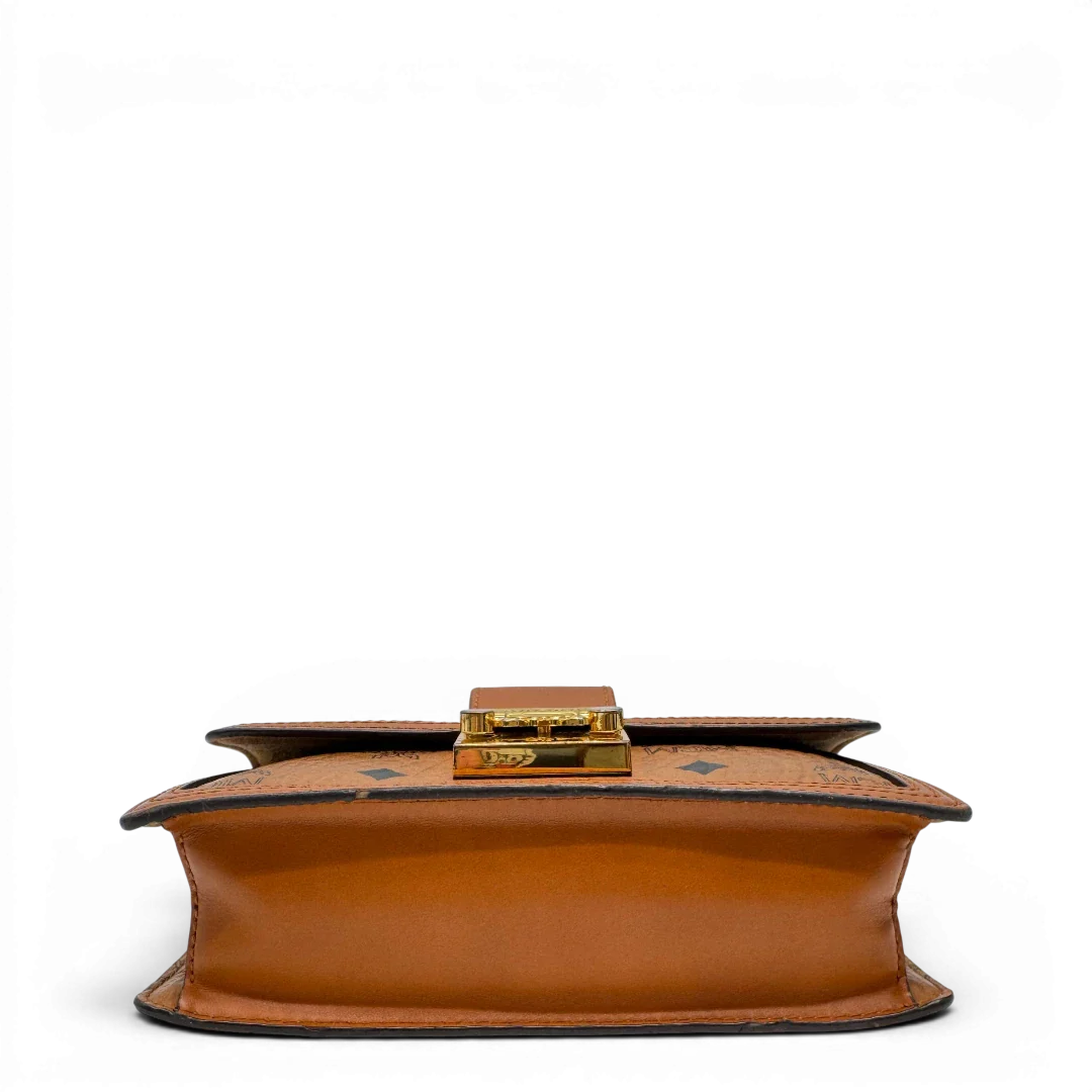 https://cdn.shopify.com/s/files/1/0564/9376/8855/files/MCM_Umhangetasche_Tracy_Wallet_on_Chain_visetos_braun_5.webp?v=1784240372