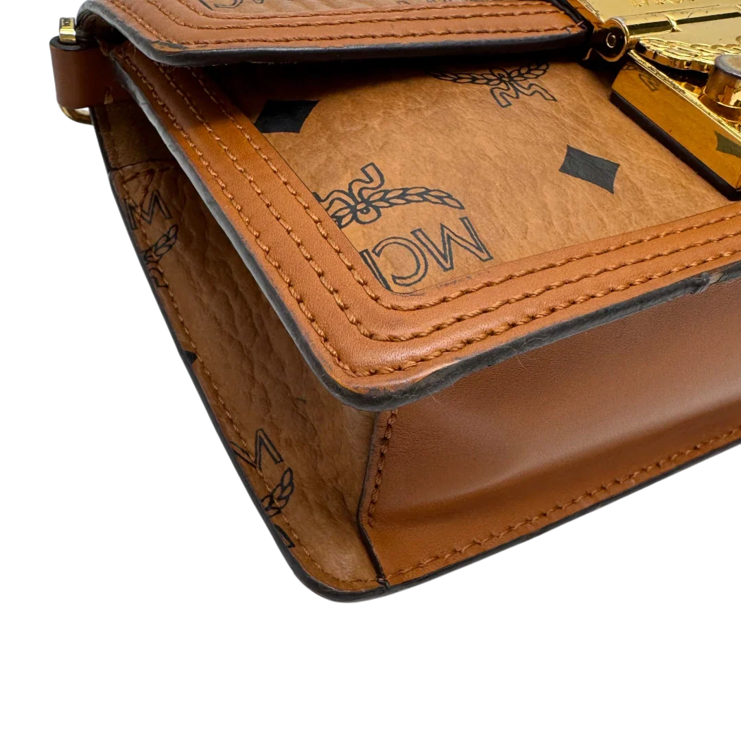 https://cdn.shopify.com/s/files/1/0564/9376/8855/files/MCM_Umhangetasche_Tracy_Wallet_on_Chain_visetos_braun_6.webp?v=1784240373