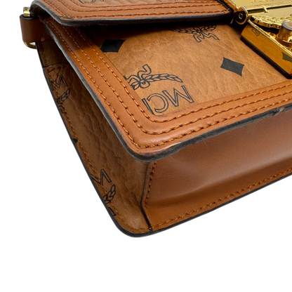 https://cdn.shopify.com/s/files/1/0564/9376/8855/files/MCM_Umhangetasche_Tracy_Wallet_on_Chain_visetos_braun_6.webp?v=1784240373