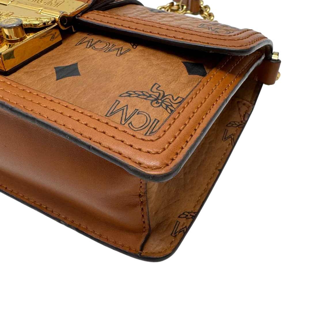 https://cdn.shopify.com/s/files/1/0564/9376/8855/files/MCM_Umhangetasche_Tracy_Wallet_on_Chain_visetos_braun_7.webp?v=1784240372