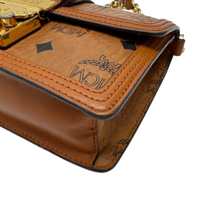 https://cdn.shopify.com/s/files/1/0564/9376/8855/files/MCM_Umhangetasche_Tracy_Wallet_on_Chain_visetos_braun_7.webp?v=1784240372