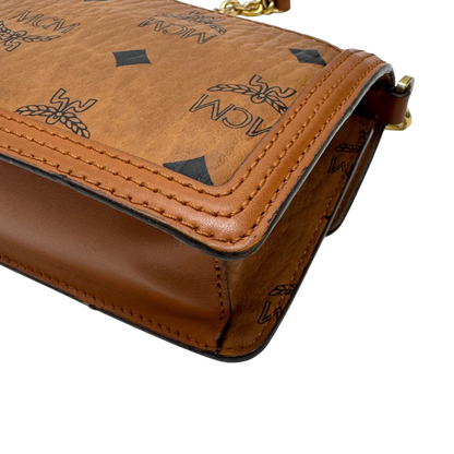 https://cdn.shopify.com/s/files/1/0564/9376/8855/files/MCM_Umhangetasche_Tracy_Wallet_on_Chain_visetos_braun_9.webp?v=1784240373