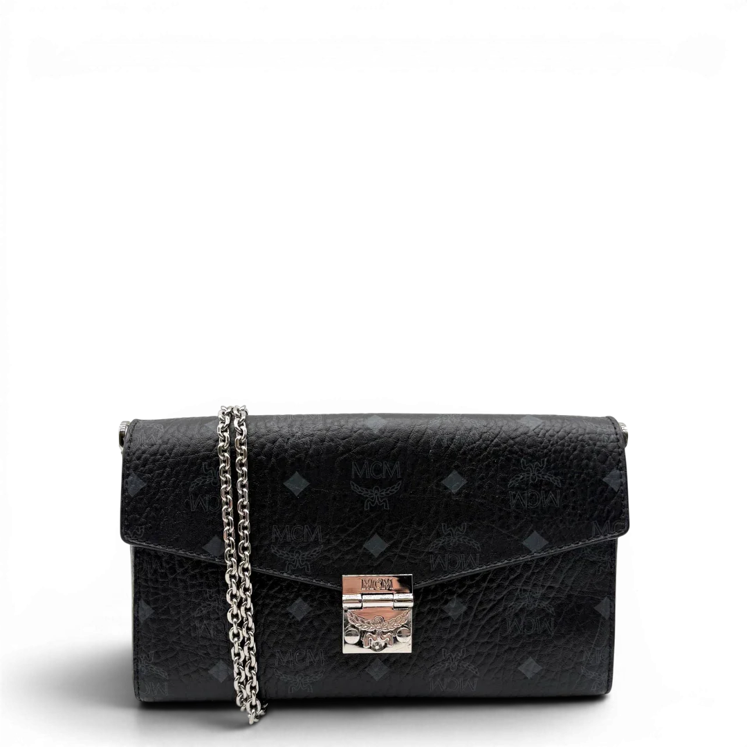 https://cdn.shopify.com/s/files/1/0564/9376/8855/files/MCM_Umhangetasche_Tracy_Wallet_on_Chain_visetos_schwarz_1.webp?v=1781855633