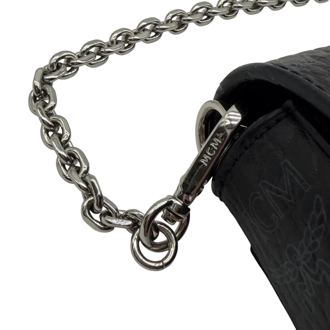 https://cdn.shopify.com/s/files/1/0564/9376/8855/files/MCM_Umhangetasche_Tracy_Wallet_on_Chain_visetos_schwarz_11.webp?v=1781855633