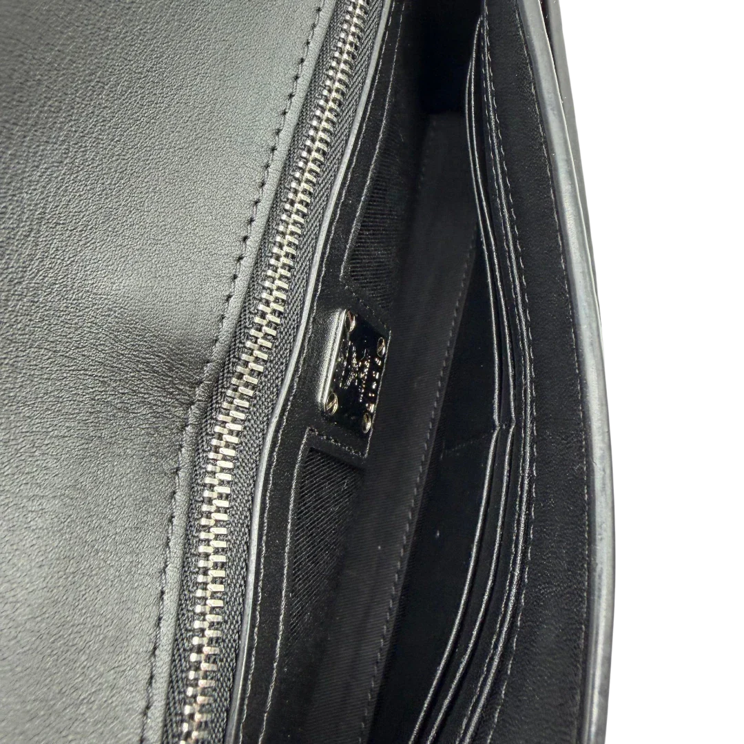 https://cdn.shopify.com/s/files/1/0564/9376/8855/files/MCM_Umhangetasche_Tracy_Wallet_on_Chain_visetos_schwarz_12.webp?v=1781855633