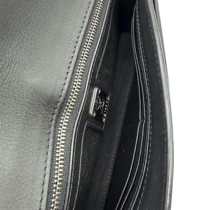 https://cdn.shopify.com/s/files/1/0564/9376/8855/files/MCM_Umhangetasche_Tracy_Wallet_on_Chain_visetos_schwarz_12.webp?v=1781855633