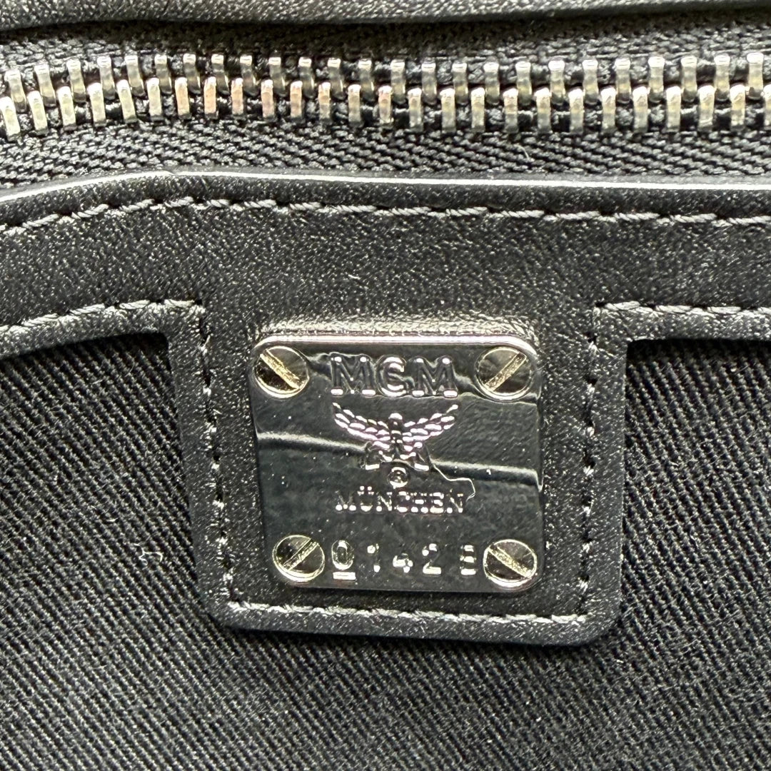 https://cdn.shopify.com/s/files/1/0564/9376/8855/files/MCM_Umhangetasche_Tracy_Wallet_on_Chain_visetos_schwarz_13.webp?v=1781855633
