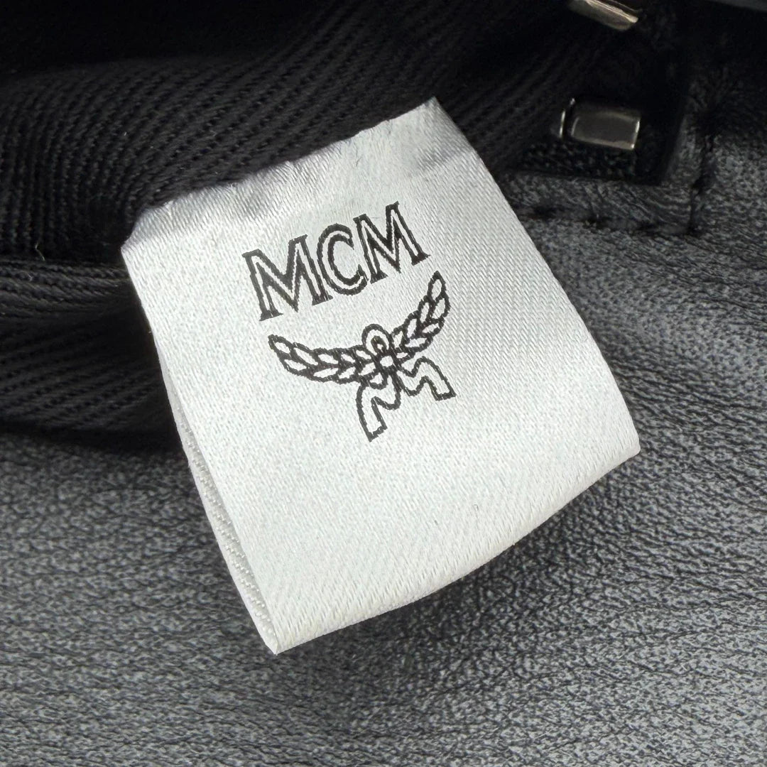 https://cdn.shopify.com/s/files/1/0564/9376/8855/files/MCM_Umhangetasche_Tracy_Wallet_on_Chain_visetos_schwarz_15.webp?v=1781855633