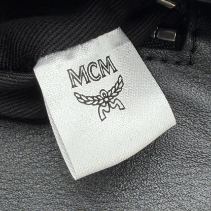 https://cdn.shopify.com/s/files/1/0564/9376/8855/files/MCM_Umhangetasche_Tracy_Wallet_on_Chain_visetos_schwarz_15.webp?v=1781855633