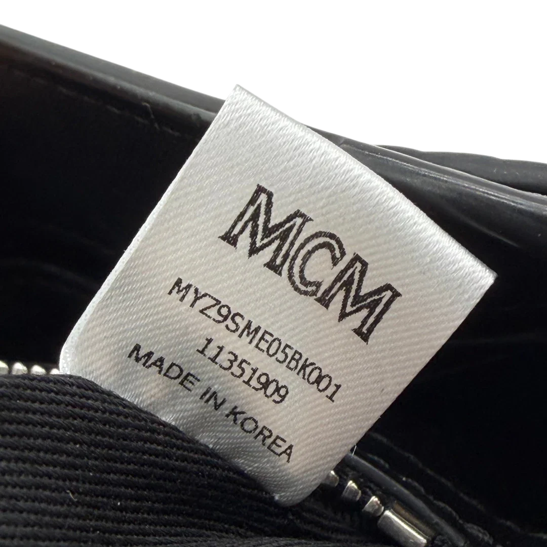 https://cdn.shopify.com/s/files/1/0564/9376/8855/files/MCM_Umhangetasche_Tracy_Wallet_on_Chain_visetos_schwarz_16.webp?v=1781855633