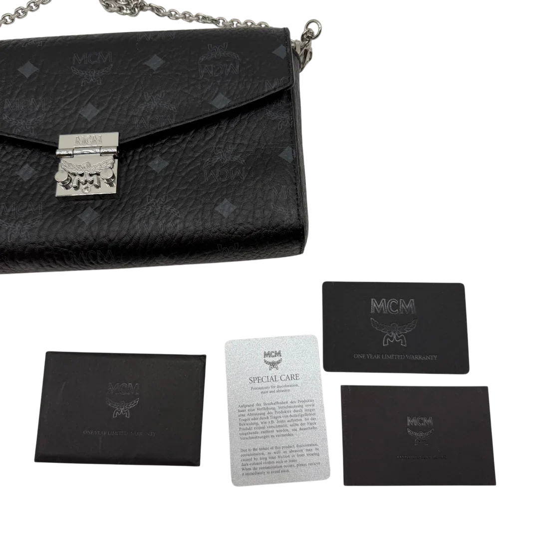 https://cdn.shopify.com/s/files/1/0564/9376/8855/files/MCM_Umhangetasche_Tracy_Wallet_on_Chain_visetos_schwarz_17.webp?v=1781855633