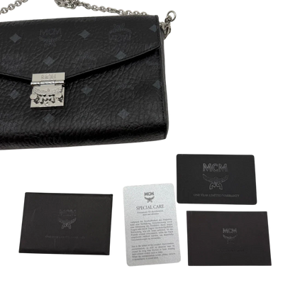 https://cdn.shopify.com/s/files/1/0564/9376/8855/files/MCM_Umhangetasche_Tracy_Wallet_on_Chain_visetos_schwarz_17.webp?v=1781855633