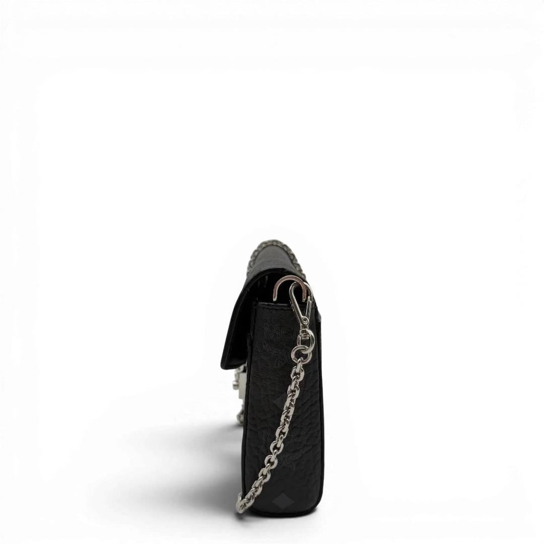 https://cdn.shopify.com/s/files/1/0564/9376/8855/files/MCM_Umhangetasche_Tracy_Wallet_on_Chain_visetos_schwarz_3.webp?v=1781855632