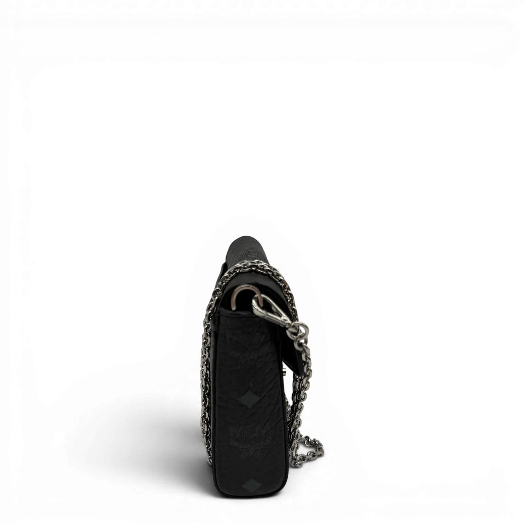 https://cdn.shopify.com/s/files/1/0564/9376/8855/files/MCM_Umhangetasche_Tracy_Wallet_on_Chain_visetos_schwarz_4.webp?v=1781855632