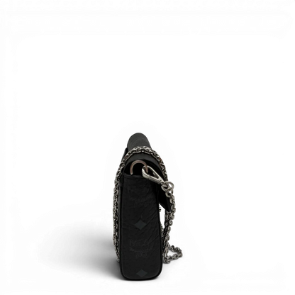 https://cdn.shopify.com/s/files/1/0564/9376/8855/files/MCM_Umhangetasche_Tracy_Wallet_on_Chain_visetos_schwarz_4.webp?v=1781855632