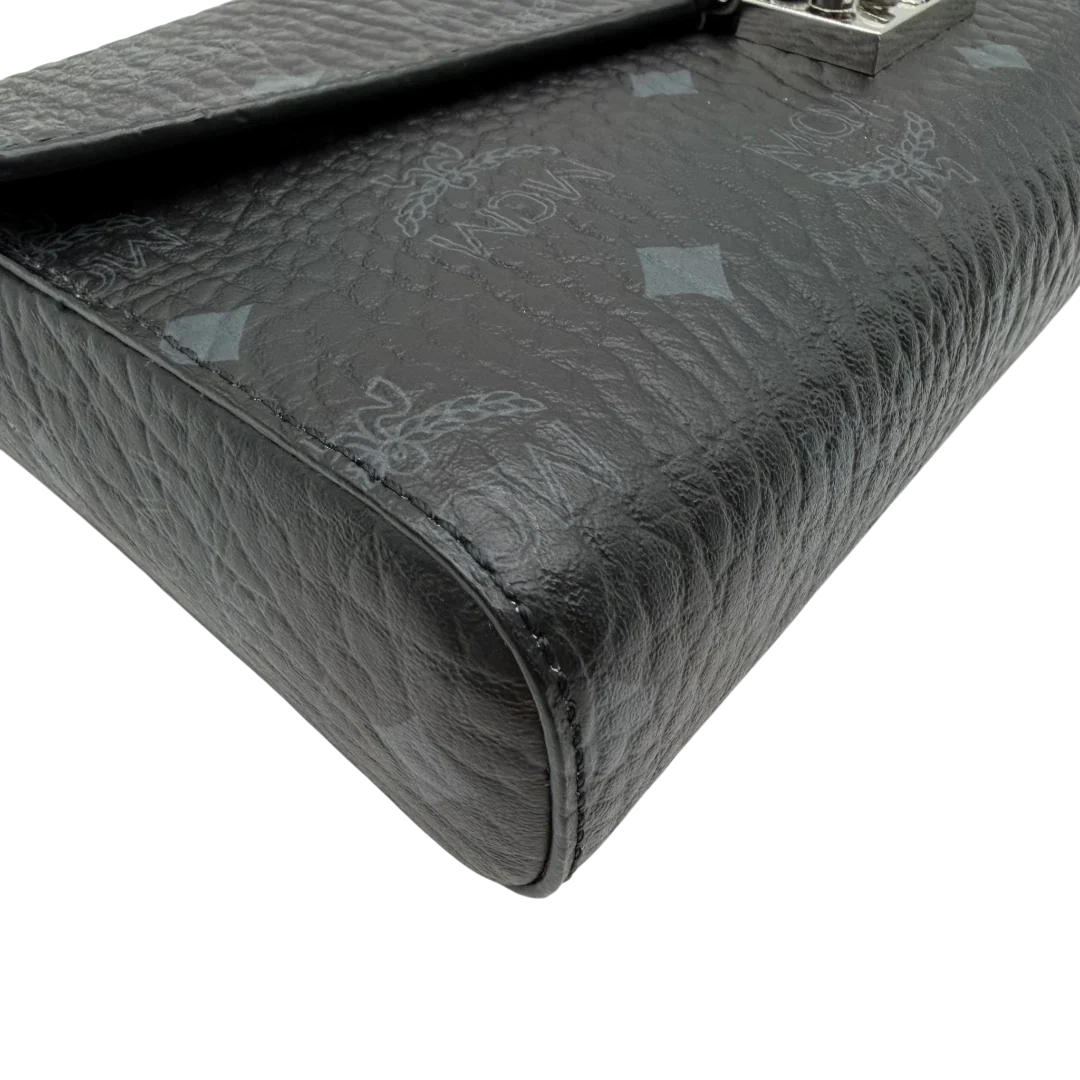 https://cdn.shopify.com/s/files/1/0564/9376/8855/files/MCM_Umhangetasche_Tracy_Wallet_on_Chain_visetos_schwarz_5.webp?v=1781855633