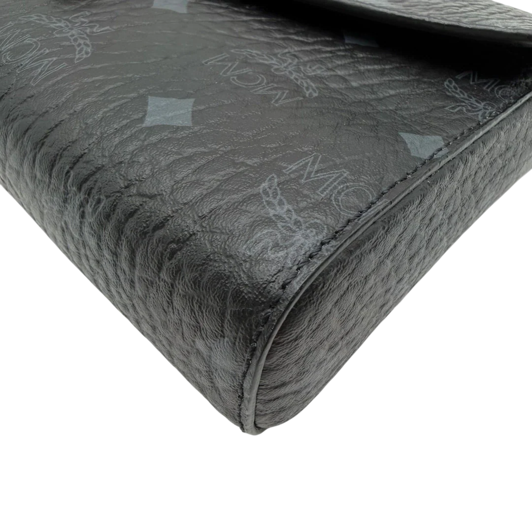 https://cdn.shopify.com/s/files/1/0564/9376/8855/files/MCM_Umhangetasche_Tracy_Wallet_on_Chain_visetos_schwarz_6.webp?v=1781855633