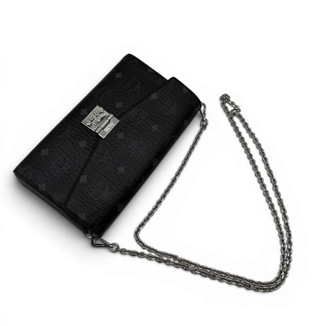 https://cdn.shopify.com/s/files/1/0564/9376/8855/files/MCM_Umhangetasche_Tracy_Wallet_on_Chain_visetos_schwarz_9.webp?v=1781855633
