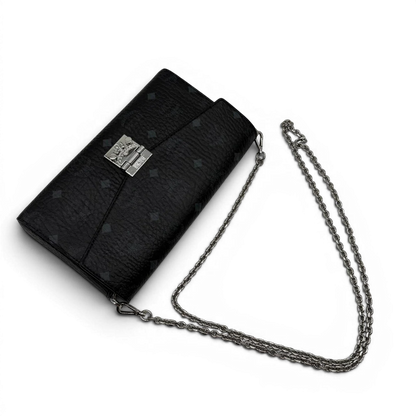 https://cdn.shopify.com/s/files/1/0564/9376/8855/files/MCM_Umhangetasche_Tracy_Wallet_on_Chain_visetos_schwarz_9.webp?v=1781855633