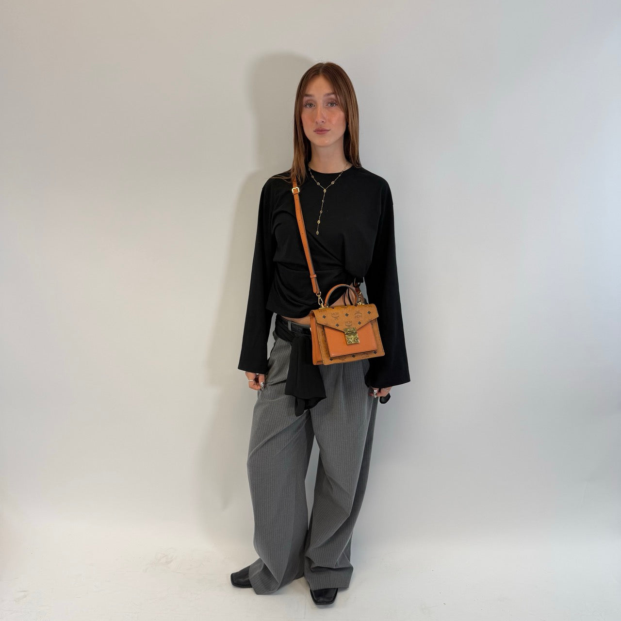 https://cdn.shopify.com/s/files/1/0564/9376/8855/files/MCM_Umhangetasche_Tracy_small_Satchel_visetos_braun_1.jpg?v=1784794735