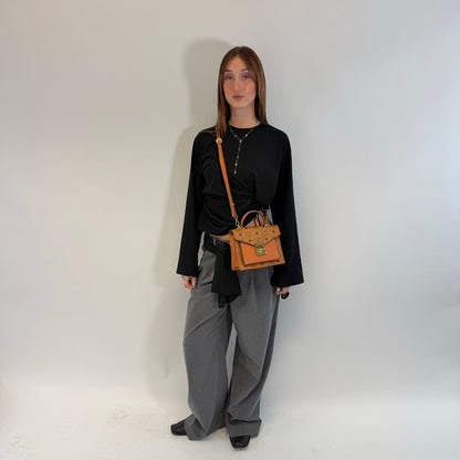 https://cdn.shopify.com/s/files/1/0564/9376/8855/files/MCM_Umhangetasche_Tracy_small_Satchel_visetos_braun_1.jpg?v=1784794735