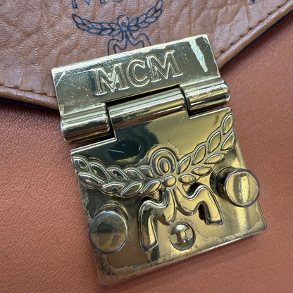 https://cdn.shopify.com/s/files/1/0564/9376/8855/files/MCM_Umhangetasche_Tracy_small_Satchel_visetos_braun_14.webp?v=1784794735